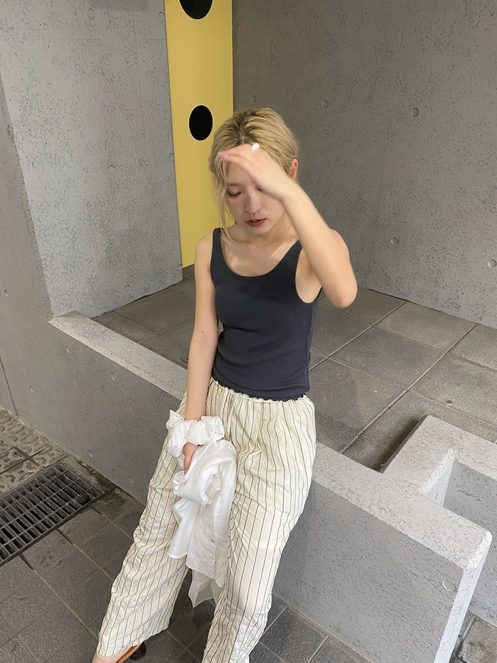 グレー系のタンクトップ、ホワイト系のその他パンツ、ホワイト系のシャツ/ブラウスを着用したレディースの夏コーディネートの3枚目の写真
