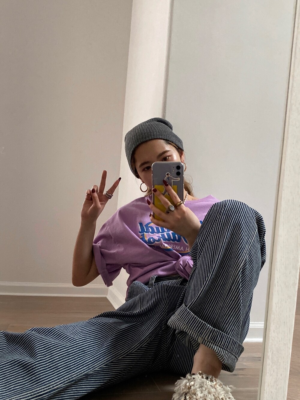 パープル系のTシャツ/カットソー、その他のデニムパンツ、グレー系のニットキャップ/ビーニーを着用したレディースの春コーディネートの6枚目の写真