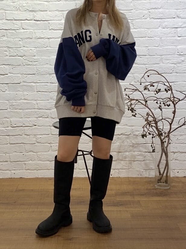 ブルー系のカーディガン/ボレロ、ブラック系のその他パンツ、ブラック系のブーツを着用したレディースの秋コーディネートの2枚目の写真