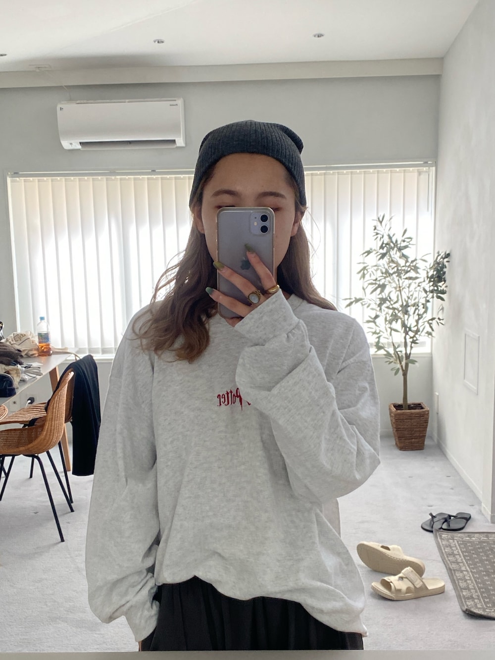 グレー系のTシャツ/カットソー、グレー系のスカート、ブルー系のデニムパンツを着用したレディースの秋コーディネートの3枚目の写真