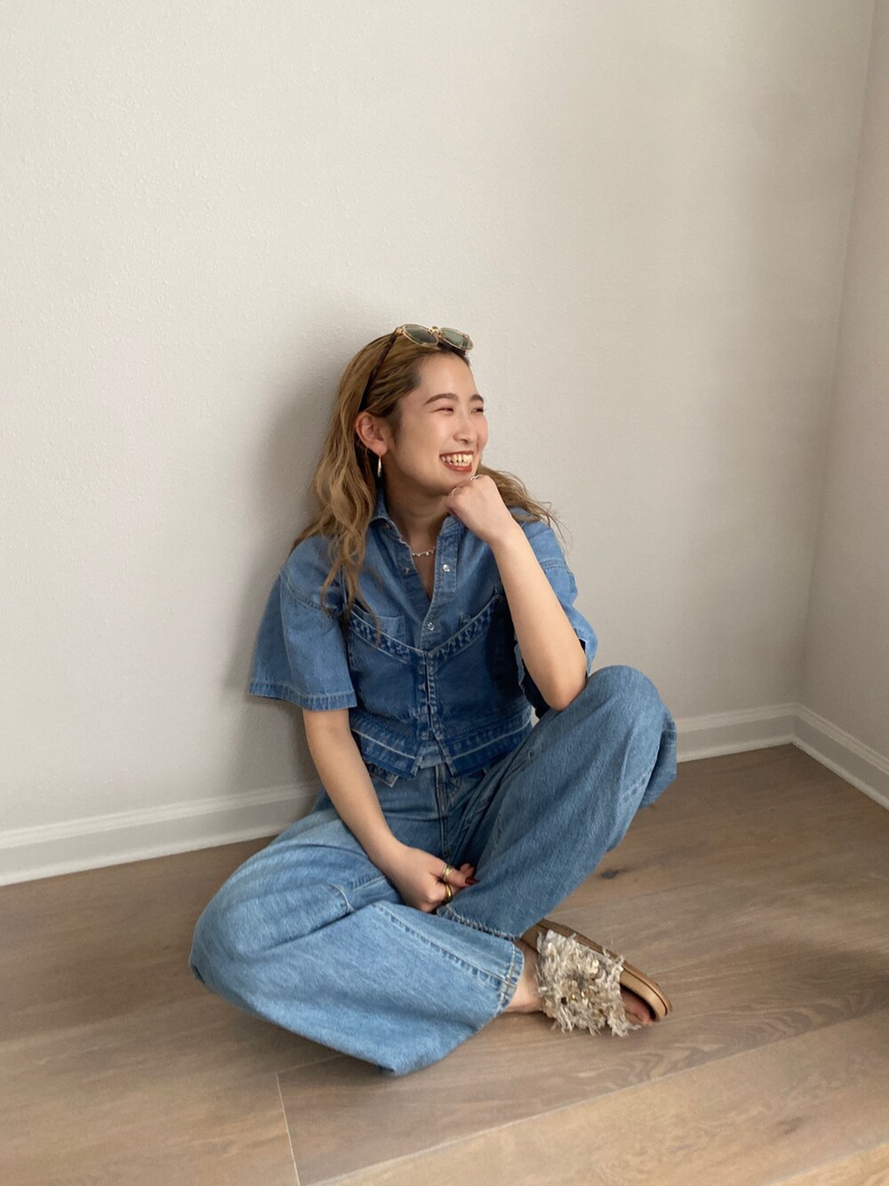 ブルー系のシャツ/ブラウス、ブルー系のキャミソール、ブルー系のデニムパンツを着用したレディースの冬コーディネートの2枚目の写真