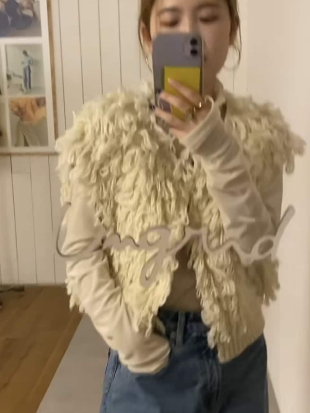 ホワイト系のTシャツ/カットソー、ホワイト系のベストを着用したレディースの夏コーディネートの2枚目の写真