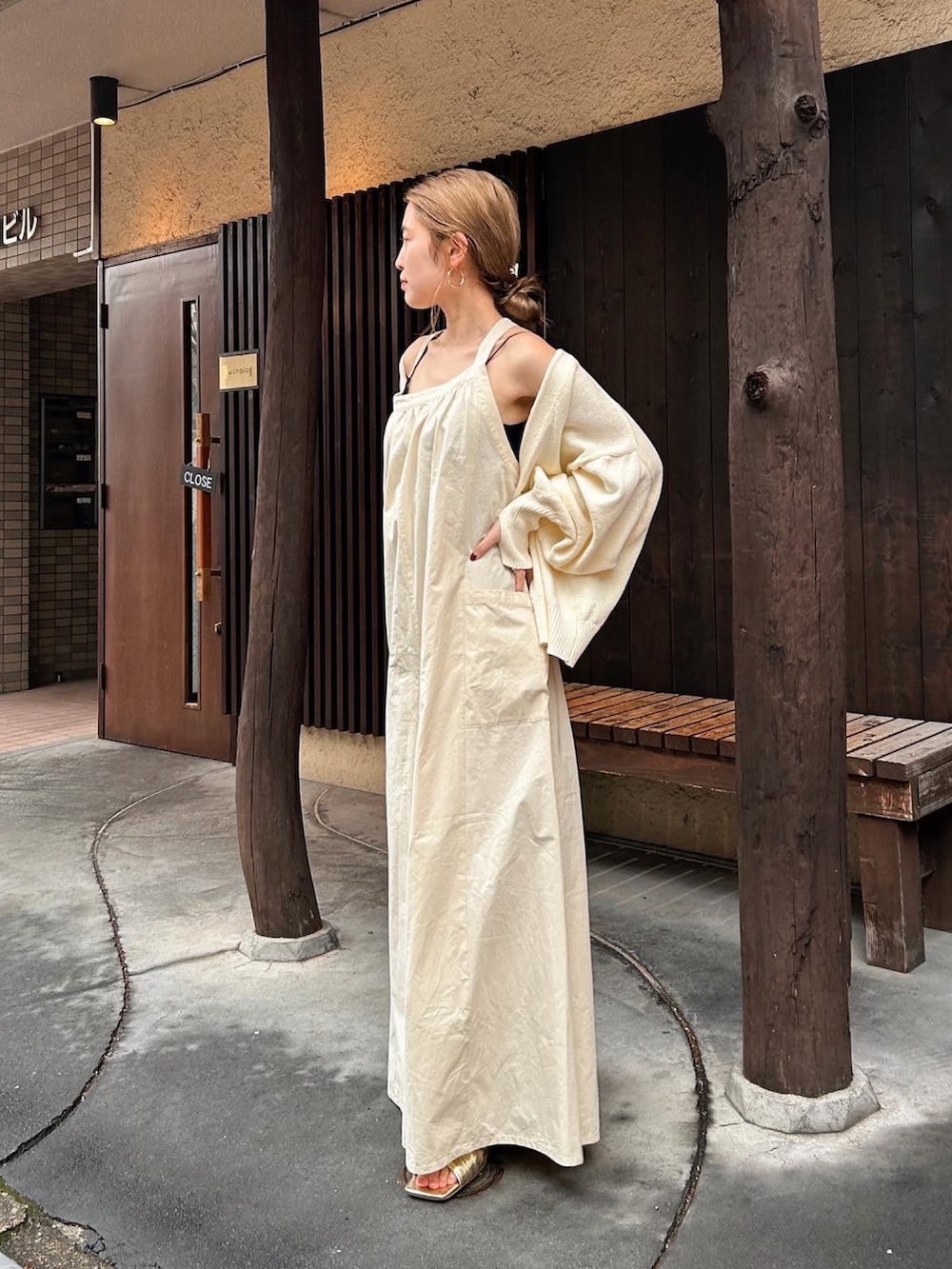 ホワイト系のつなぎ/オールインワン、ホワイト系のカーディガン/ボレロ、ゴールド系のサンダルを着用したレディースの春コーディネートの5枚目の写真