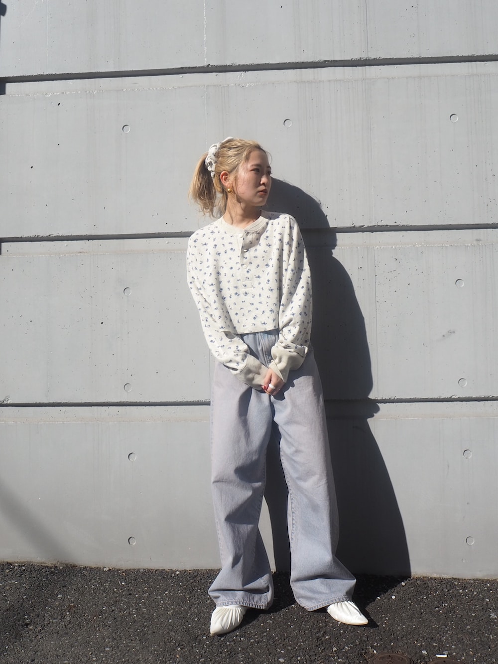 その他のTシャツ/カットソー、ブルー系のデニムパンツ、ホワイト系のパンプスを着用したレディースの冬コーディネートの3枚目の写真