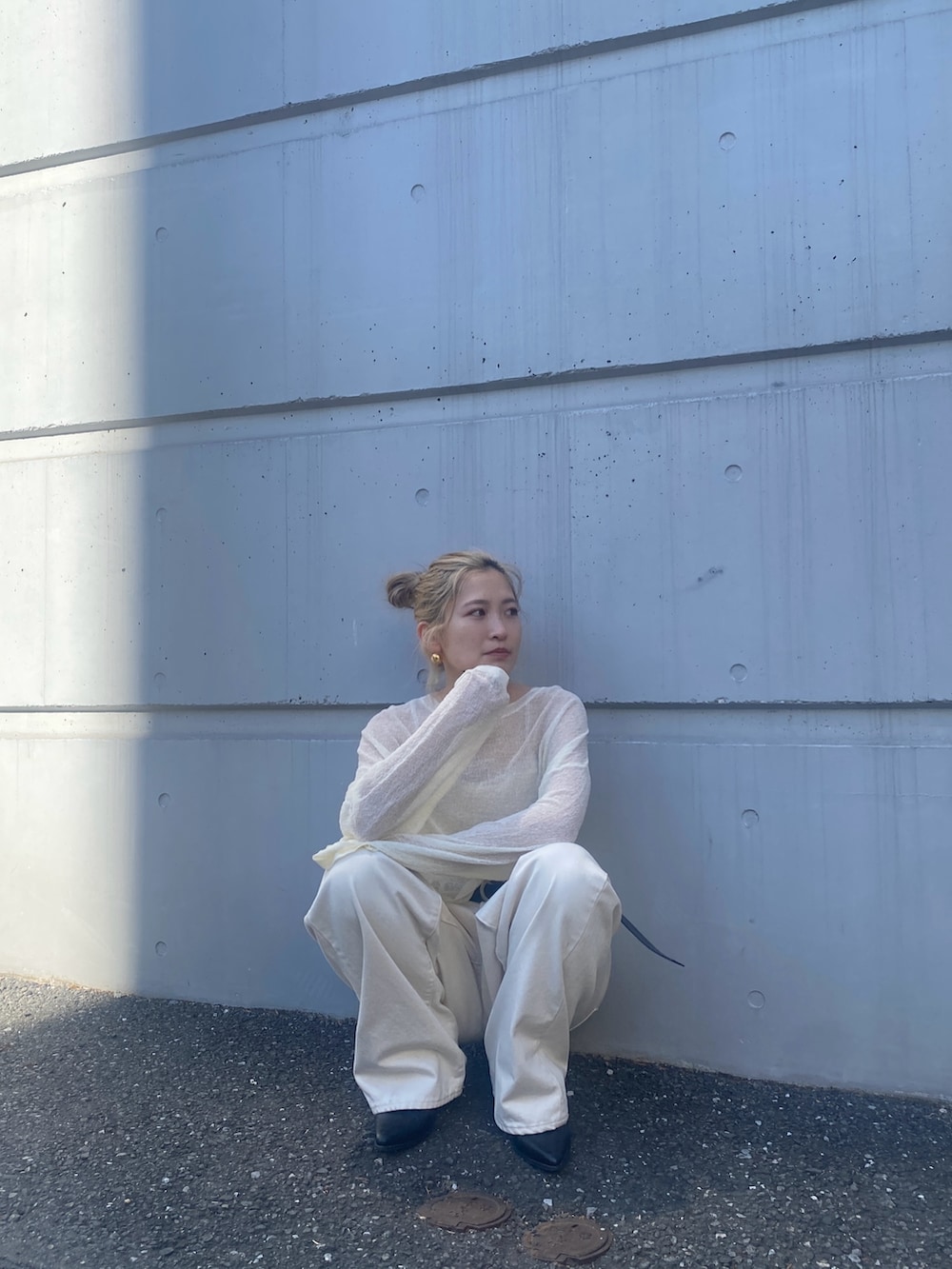 ホワイト系のニット/セーター、ホワイト系のデニムパンツを着用したレディースの冬コーディネートの3枚目の写真