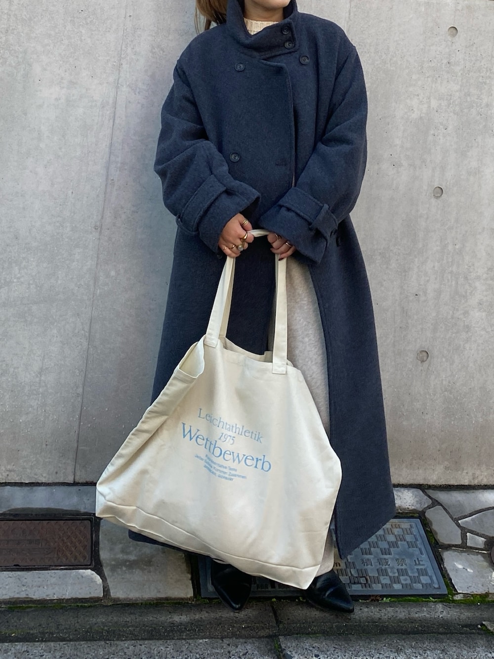 グレー系のその他アウター、グレー系のスウェットパンツ、ホワイト系のニット/セーターを着用したレディースの冬コーディネートの5枚目の写真