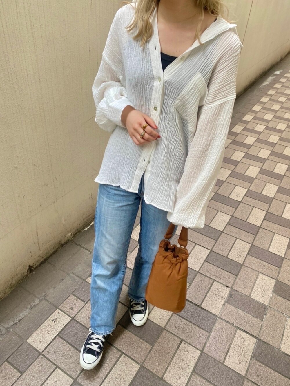 ホワイト系のシャツ/ブラウス、グレー系のタンクトップ、ブルー系のデニムパンツを着用したレディースの春コーディネートの3枚目の写真