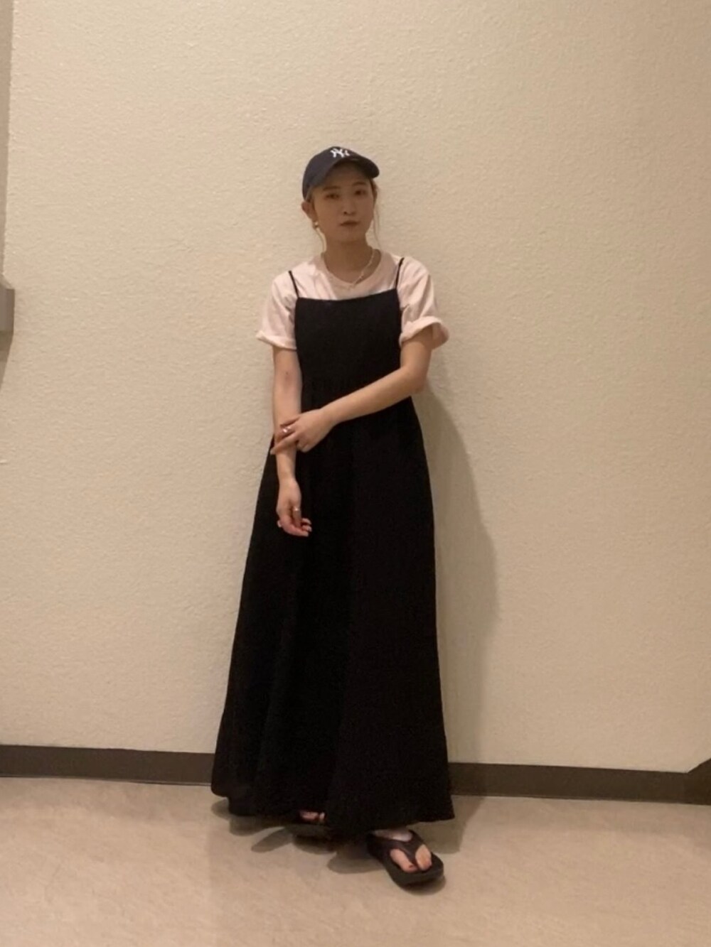 ブラック系のワンピースを着用したレディースの夏コーディネートの2枚目の写真