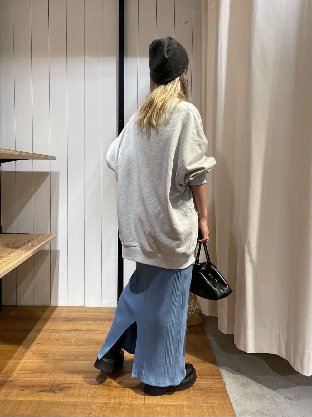 ブラック系のブーツ、ブルー系のワンピース、グレー系のスウェットを着用したレディースの秋コーディネートの4枚目の写真