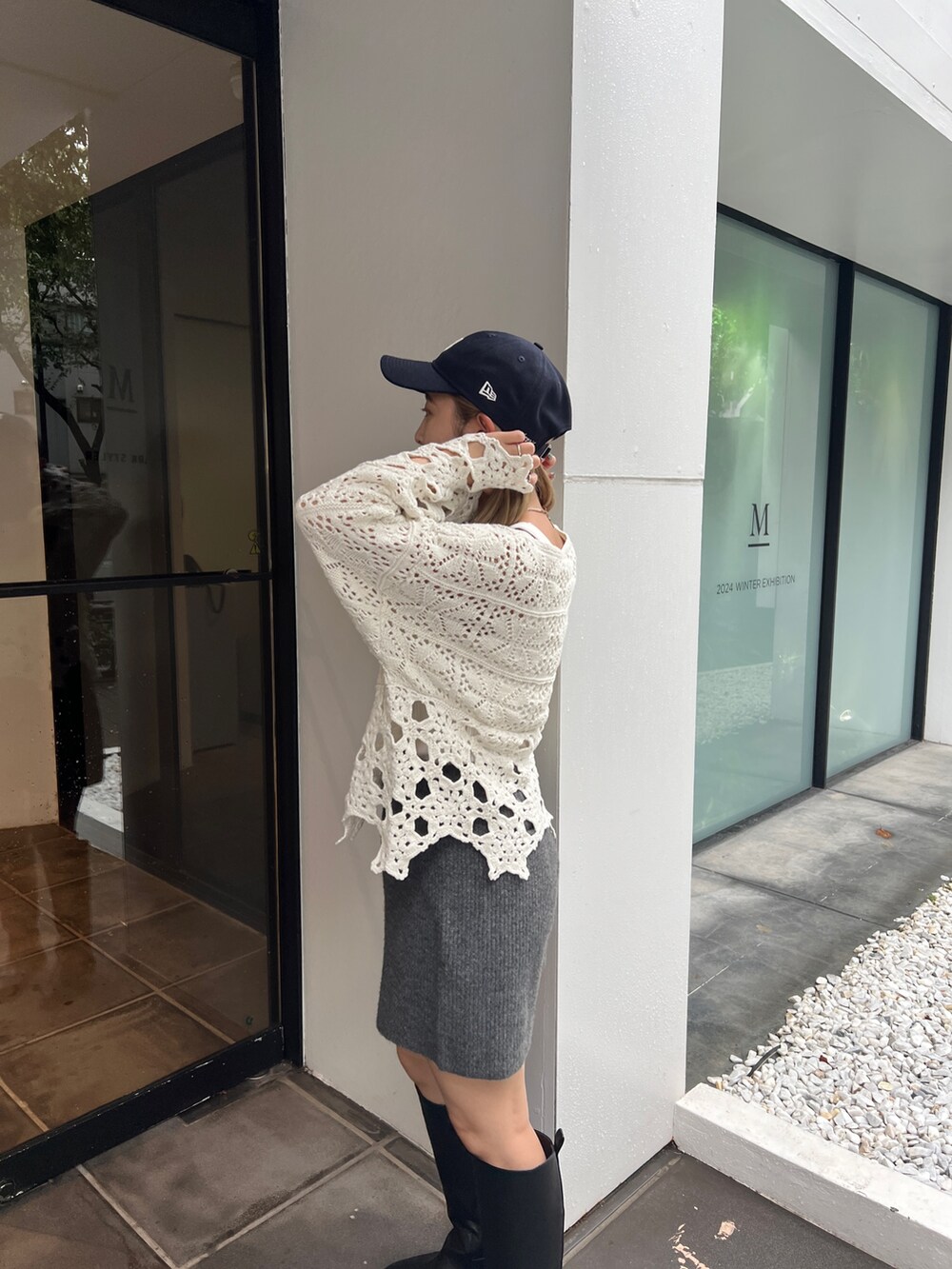 ホワイト系のニット/セーター、ホワイト系のTシャツ/カットソー、グレー系のその他パンツを着用したレディースの夏コーディネートの6枚目の写真
