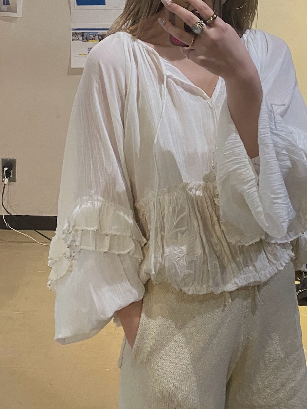 ホワイト系のシャツ/ブラウス、ホワイト系のその他パンツ、ブラック系のサンダルを着用したレディースの春コーディネートの3枚目の写真