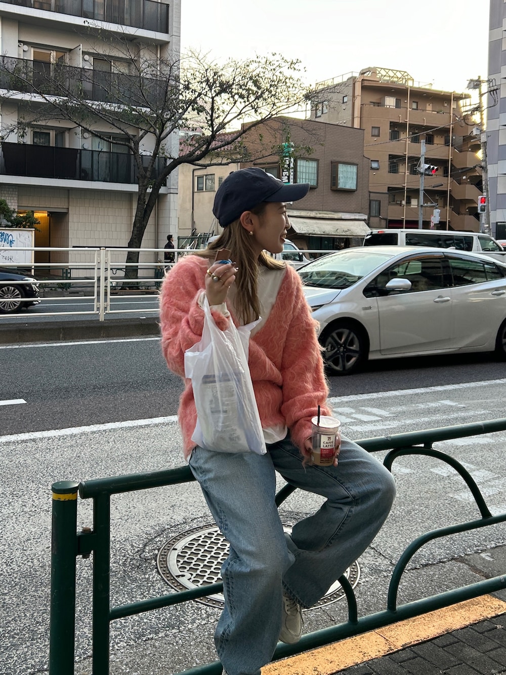 ピンク系のニット/セーター、ホワイト系のTシャツ/カットソー、ブルー系のデニムパンツを着用したレディースの冬コーディネートの2枚目の写真