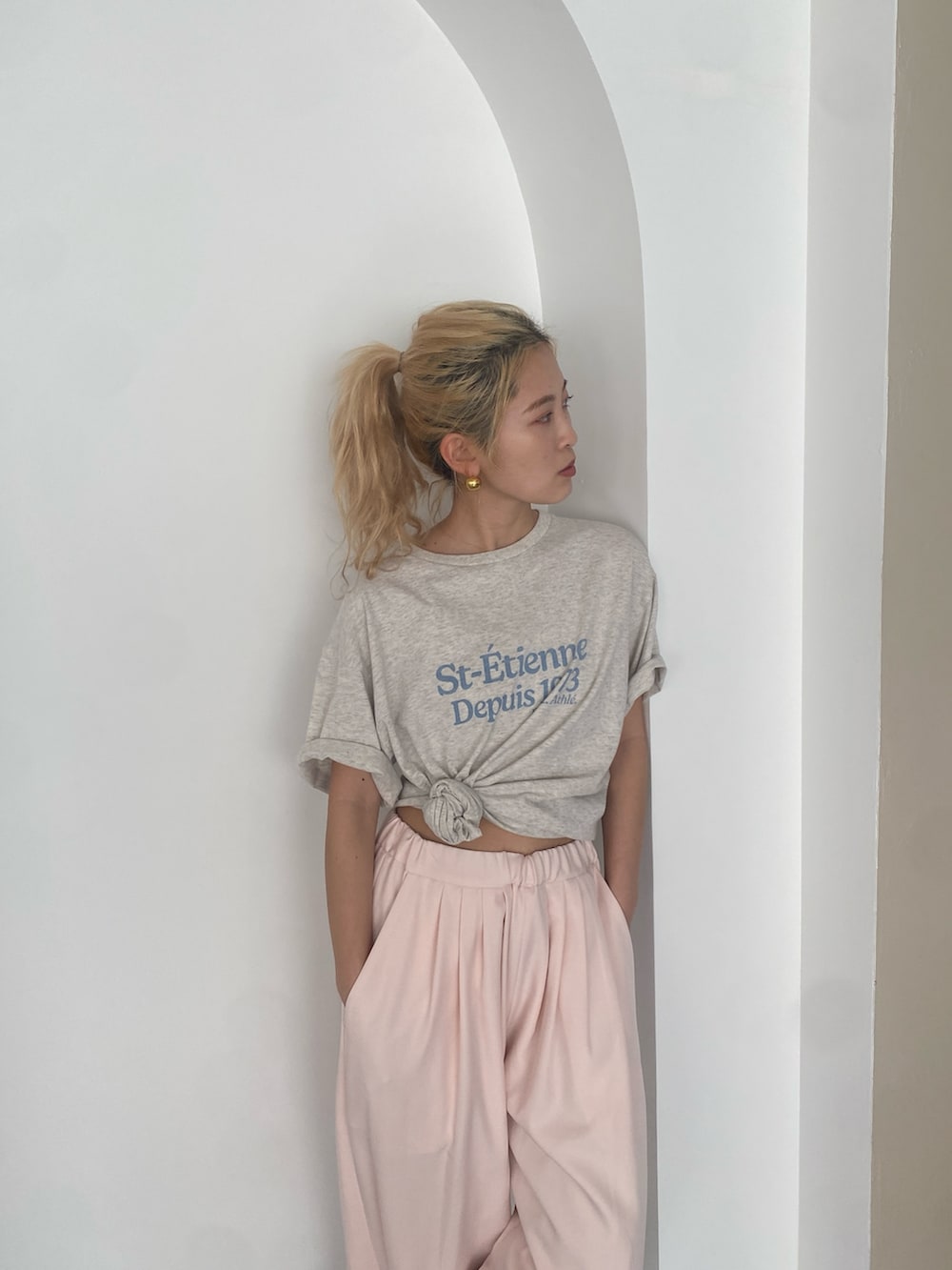 グレー系のTシャツ/カットソー、ピンク系のその他パンツを着用したレディースの春コーディネートの3枚目の写真