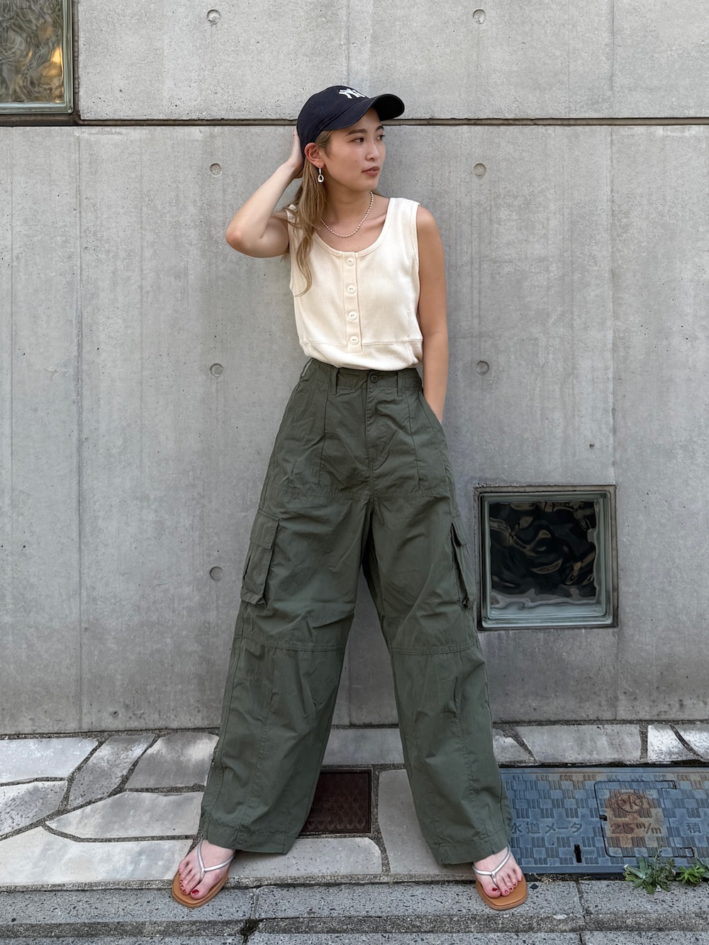 ホワイト系のタンクトップ、グリーン系のその他パンツを着用したレディースの夏コーディネートの3枚目の写真