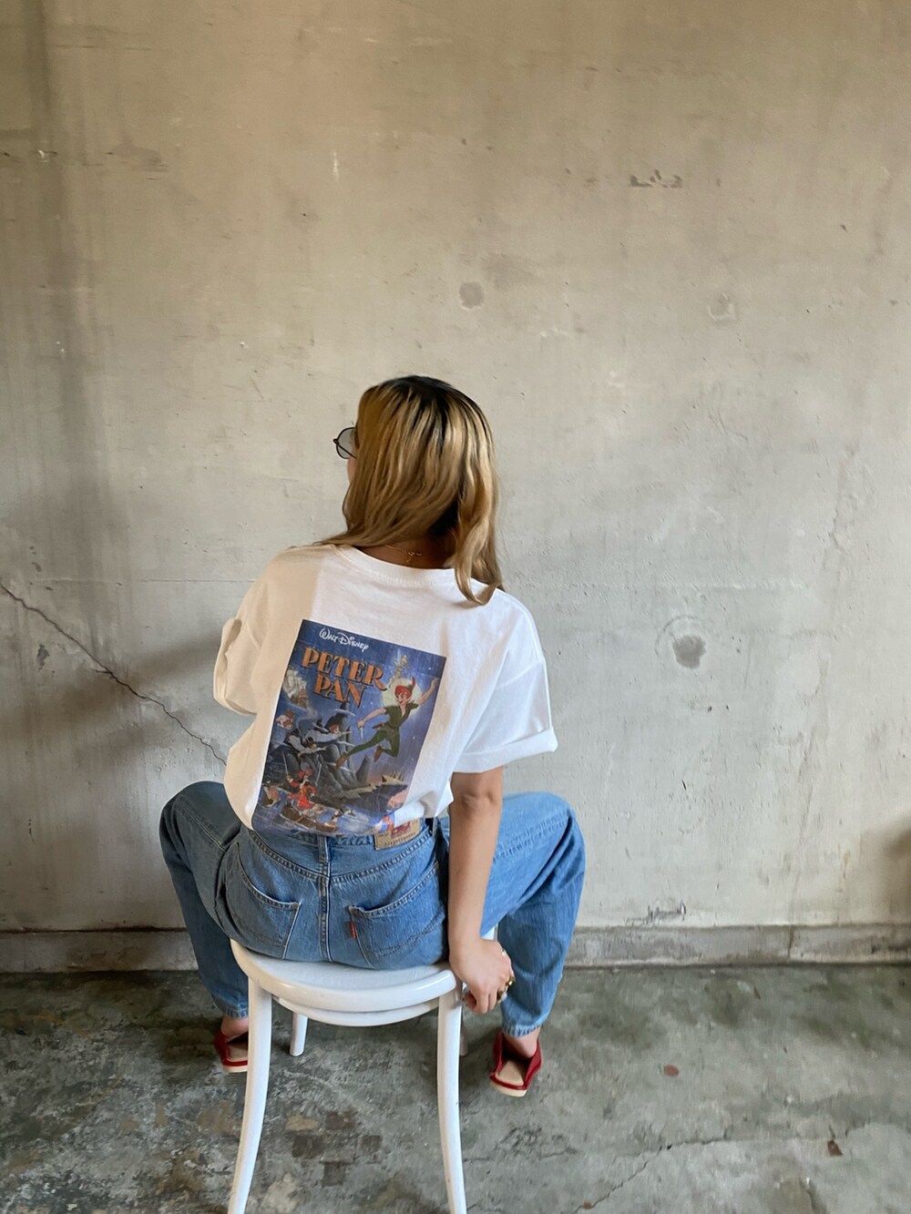 ホワイト系のTシャツ/カットソー、ブルー系のデニムパンツ、レッド系のローファーを着用したレディースの夏コーディネートの4枚目の写真