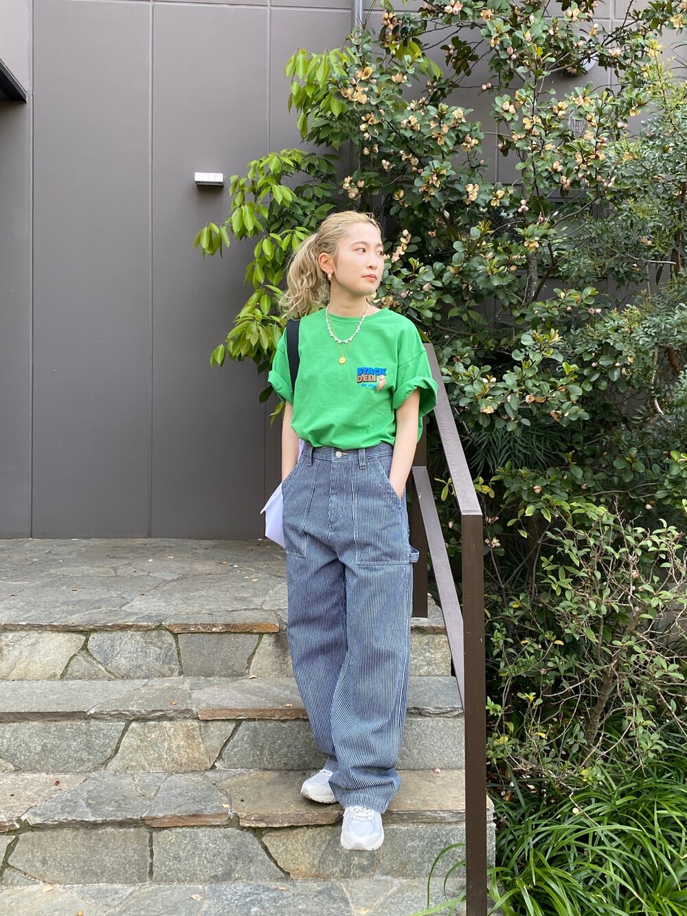 グリーン系のTシャツ/カットソー、その他のデニムパンツ、ホワイト系のハンドバッグを着用したレディースの春コーディネートの5枚目の写真