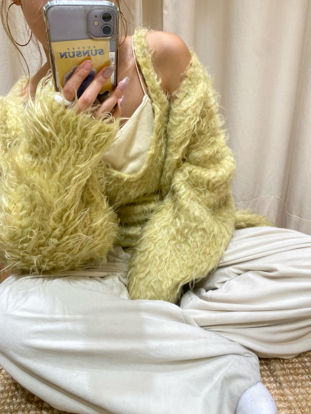 イエロー系のカーディガン/ボレロ、ホワイト系のその他パンツを着用したレディースの秋コーディネートの4枚目の写真