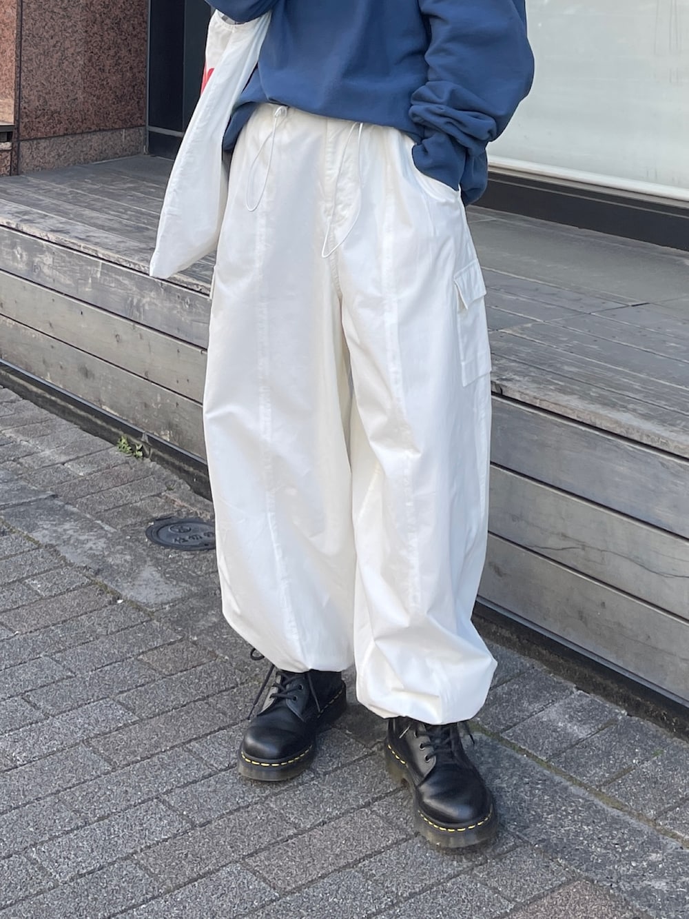 ホワイト系のカーゴパンツ、ブルー系のスウェット、ホワイト系のエコバッグ/サブバッグを着用したレディースの冬コーディネートの6枚目の写真