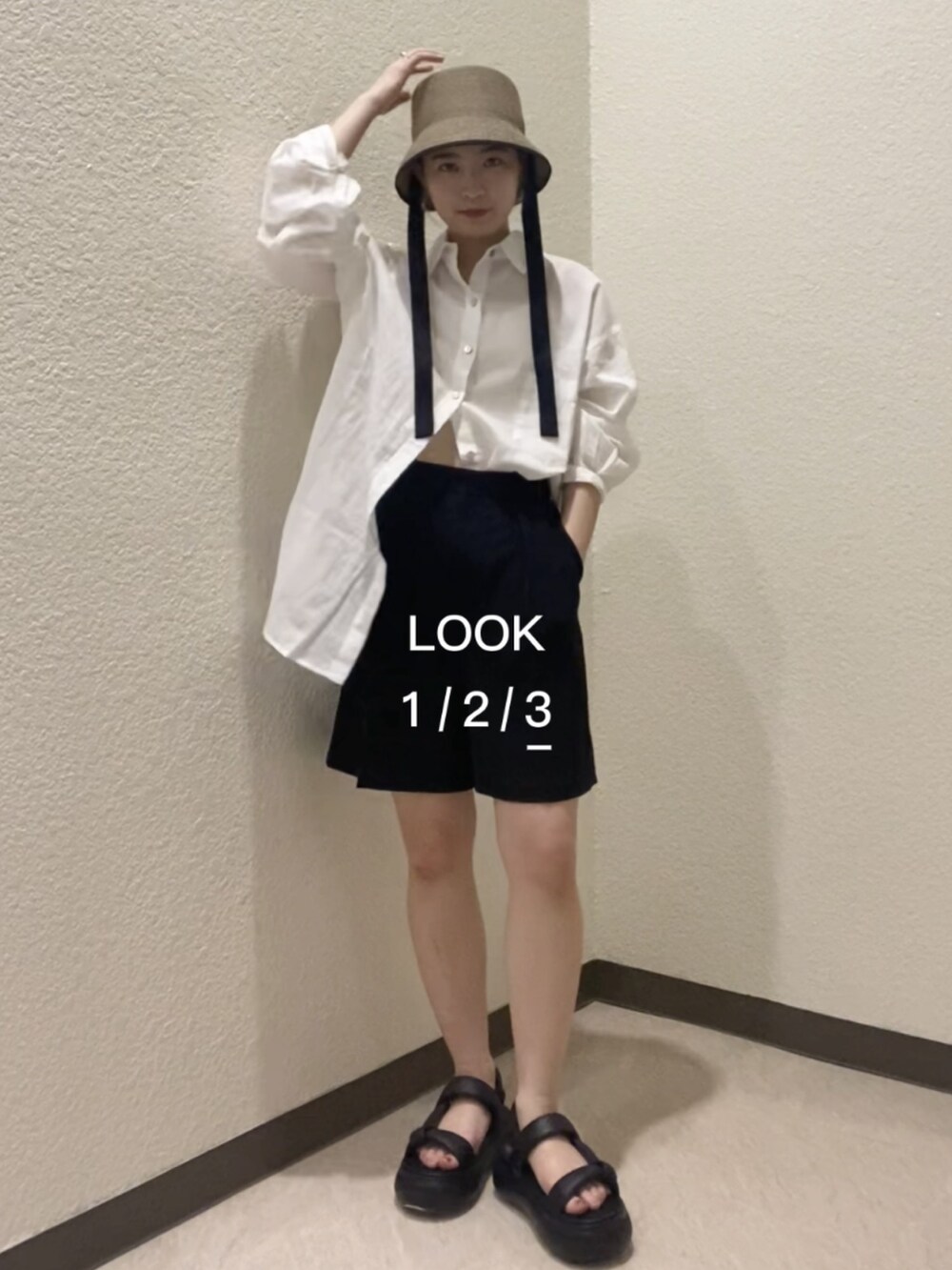 ホワイト系のシャツ/ブラウス、ベージュ系のハットを着用したレディースの夏コーディネートの2枚目の写真