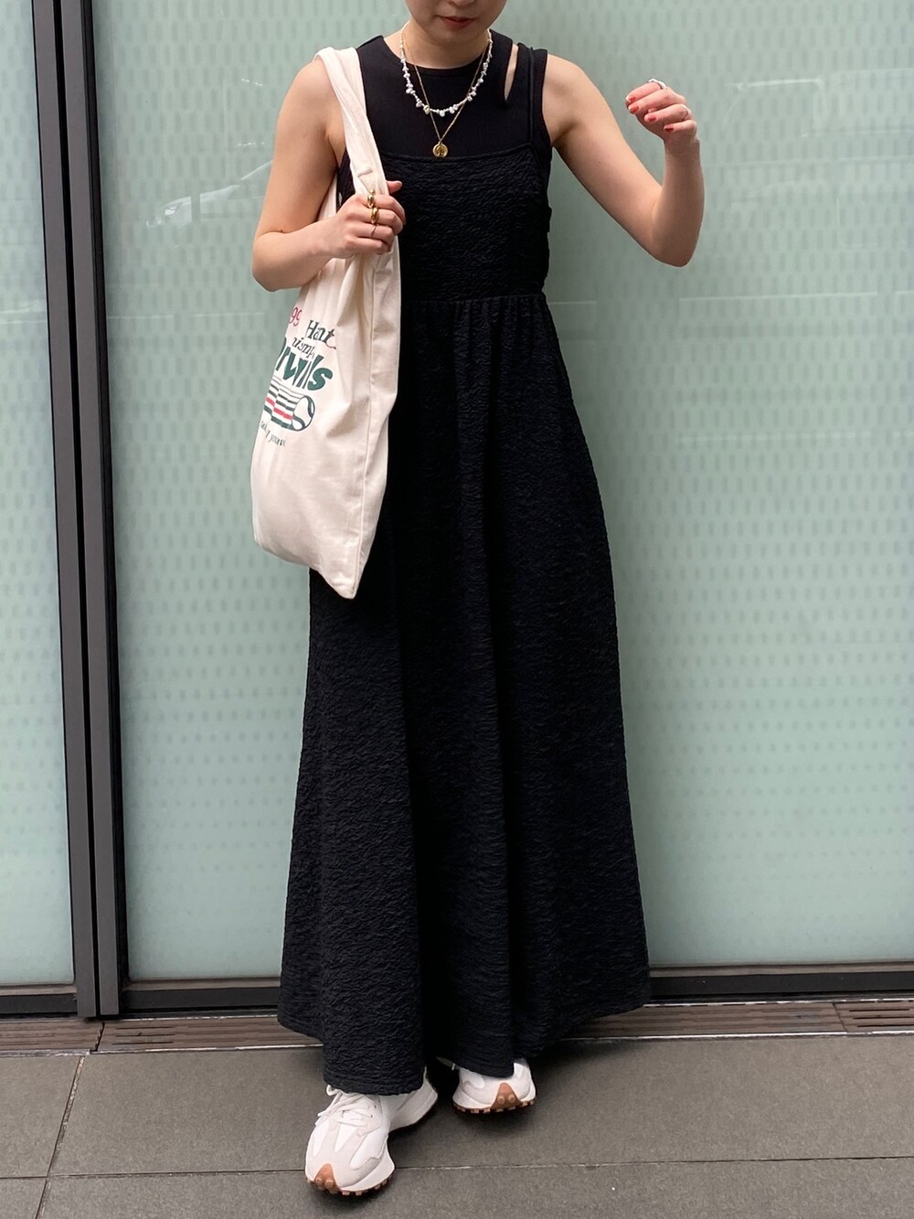 ブラック系のワンピース、ブラック系のタンクトップを着用したレディースの春コーディネートの5枚目の写真