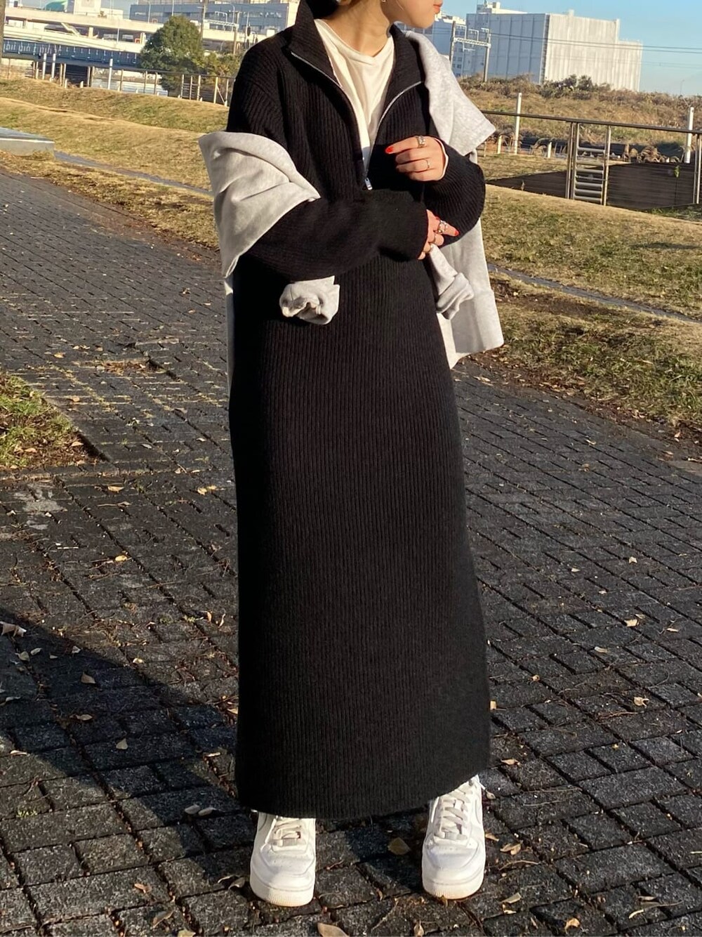 ブラック系のワンピース、ブラック系のメガネを着用したレディースの冬コーディネートの2枚目の写真