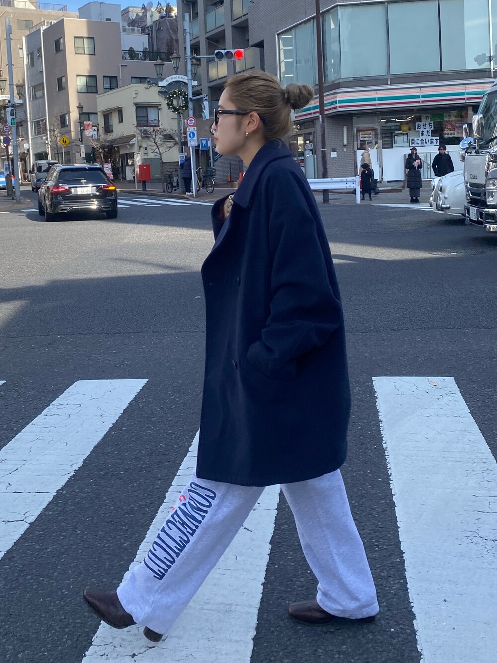 ブルー系のその他アウター、グレー系のニット/セーター、グレー系のスウェットパンツを着用したレディースの冬コーディネートの3枚目の写真