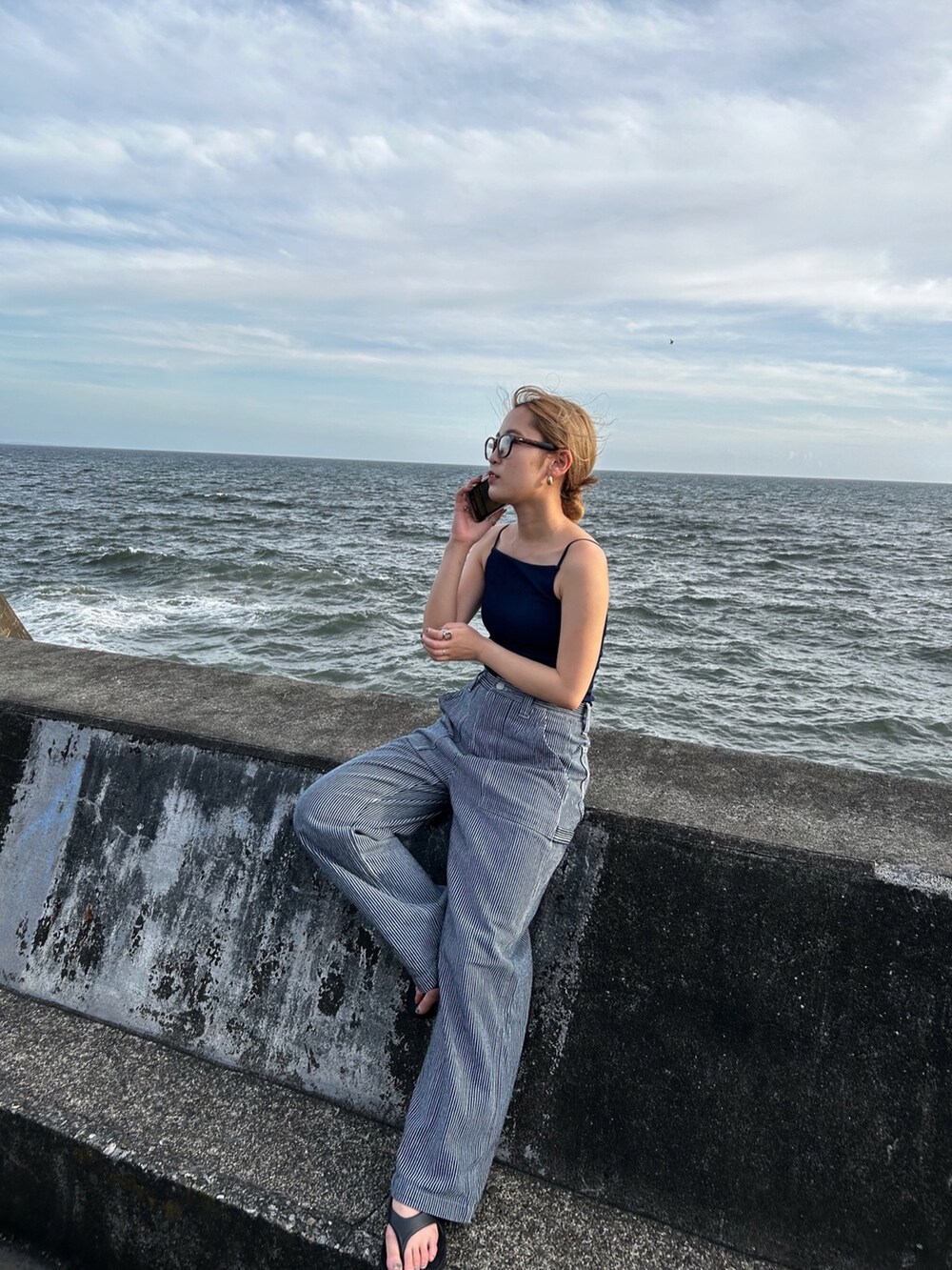 その他のデニムパンツを着用したレディースの秋コーディネートの3枚目の写真