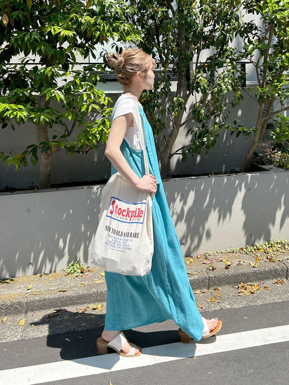 ブルー系のワンピース、ホワイト系のタンクトップ、ホワイト系のサンダルを着用したレディースの夏コーディネートの3枚目の写真