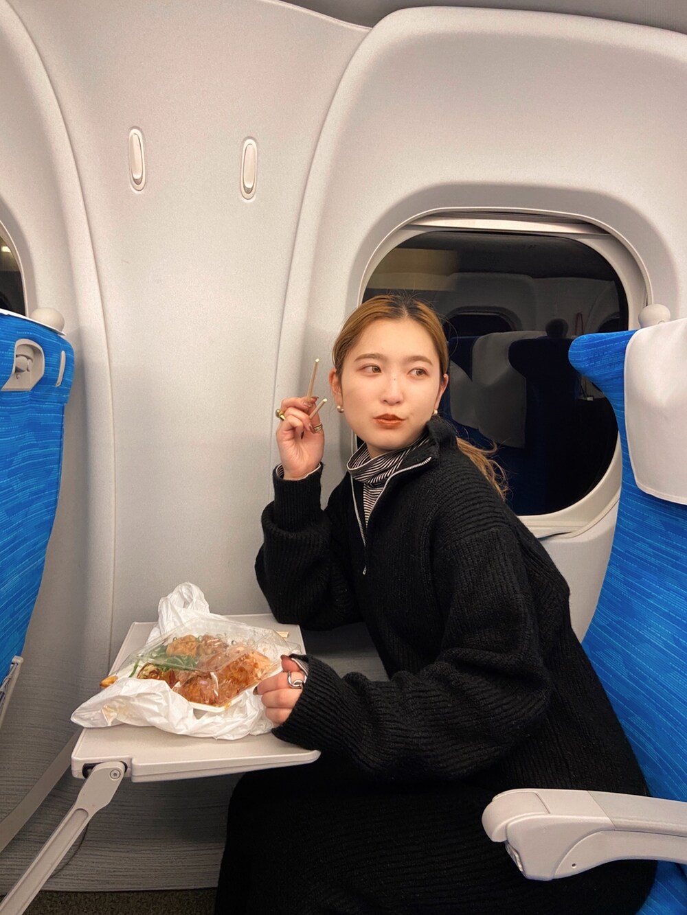 ブラック系のワンピースを着用したレディースの冬コーディネートの3枚目の写真