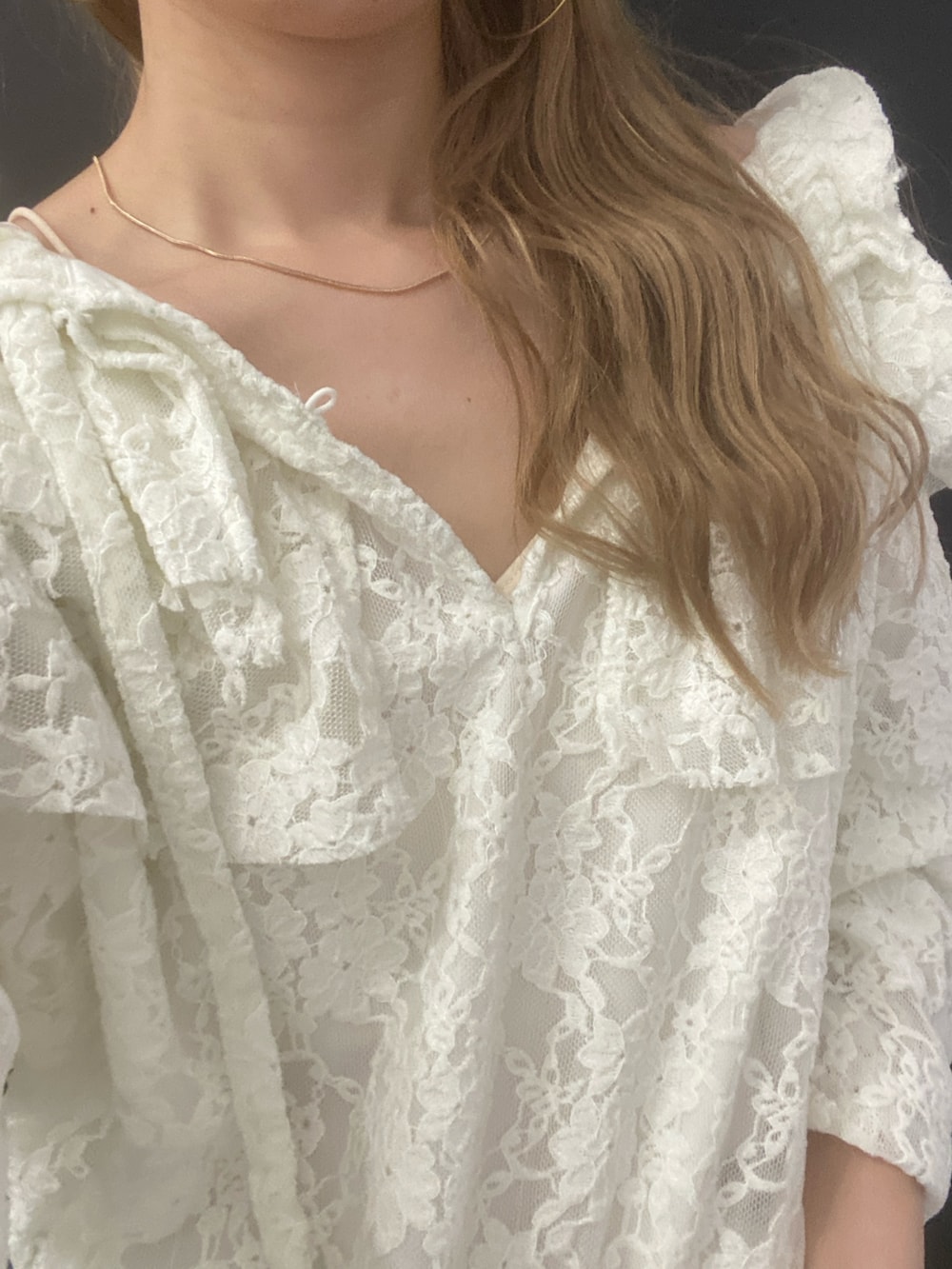 ホワイト系のつなぎ/オールインワン、ブラック系のショルダーバッグを着用したレディースの秋コーディネートの4枚目の写真