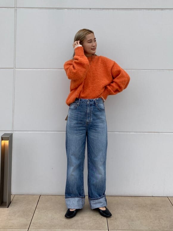 ブラック系のパンプス、ブルー系のデニムパンツ、ホワイト系のTシャツ/カットソーを着用したレディースの秋コーディネートの2枚目の写真