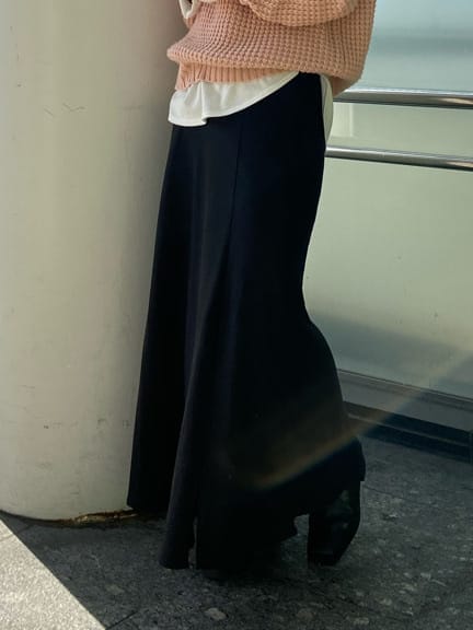 ブラック系のスカート、ホワイト系のTシャツ/カットソー、ピンク系のニット/セーターを着用したレディースの秋コーディネートの4枚目の写真