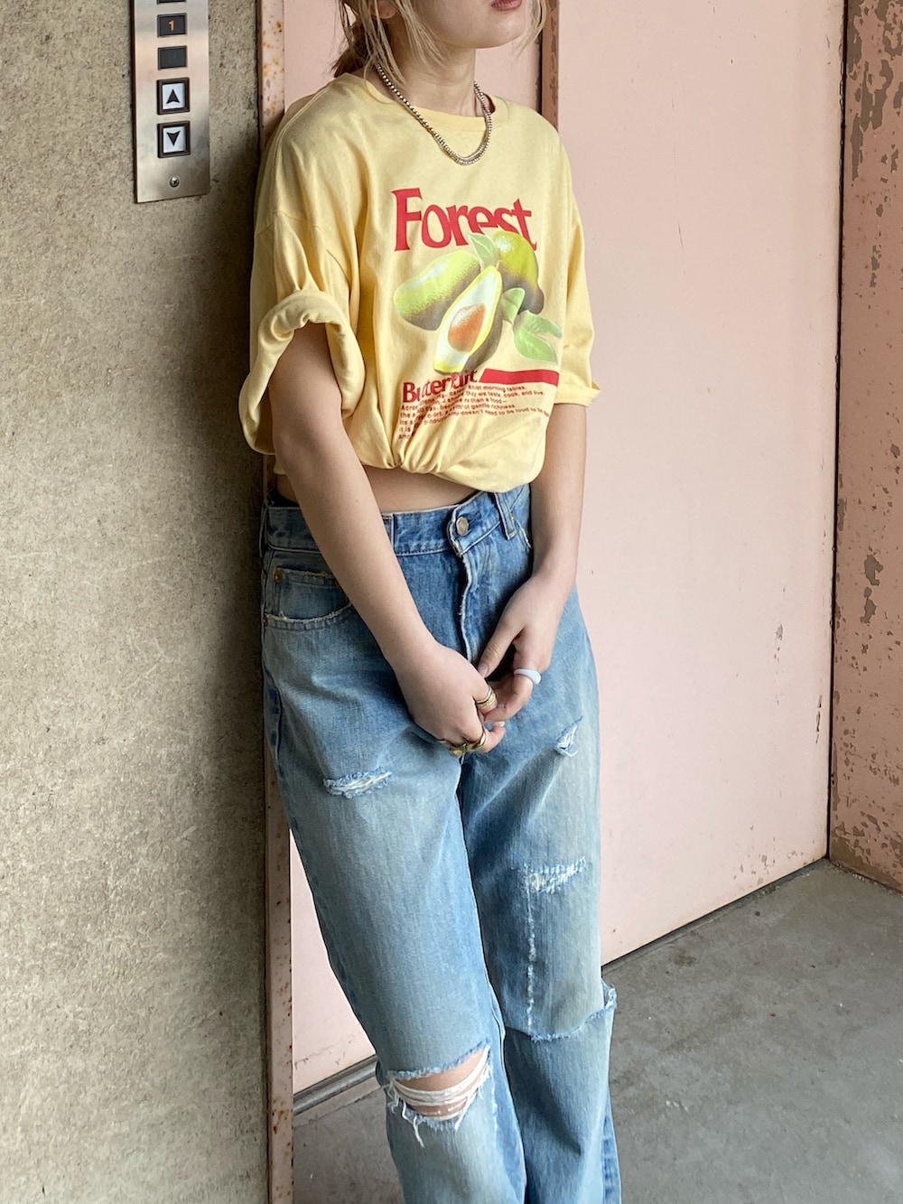 イエロー系のTシャツ/カットソー、ブルー系のデニムパンツを着用したレディースの春コーディネートの2枚目の写真