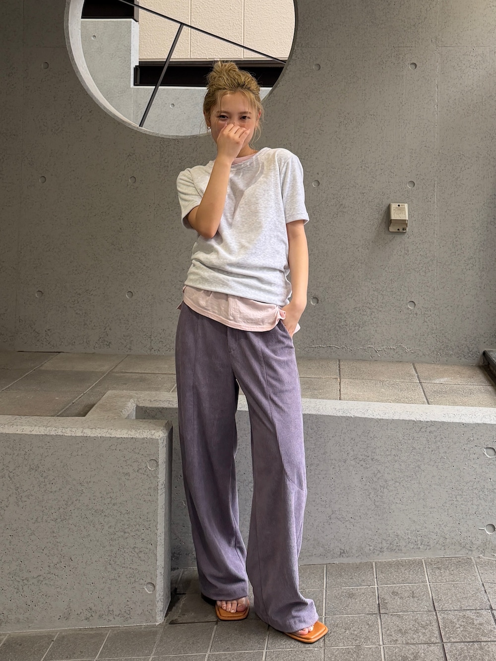 ホワイト系のTシャツ/カットソー、パープル系のその他パンツ、その他のサンダルを着用したレディースの夏コーディネートの4枚目の写真