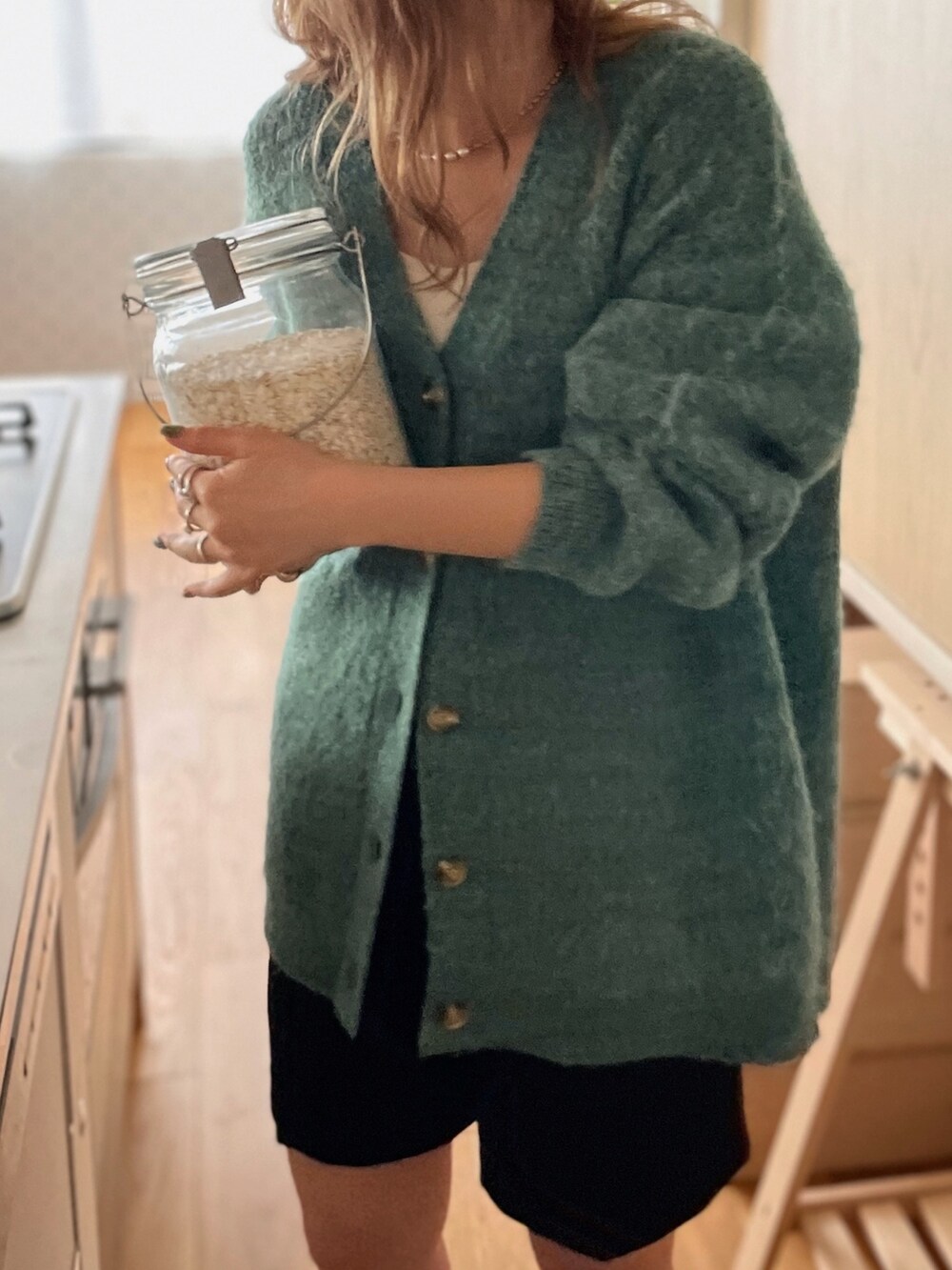 グリーン系のカーディガン/ボレロ、ブラック系のローファー、ブラック系のメガネを着用したレディースの秋コーディネートの8枚目の写真