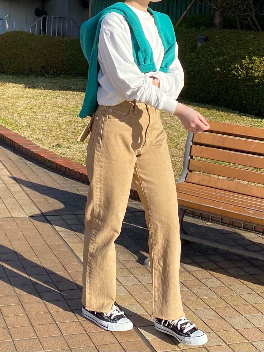 ホワイト系のTシャツ/カットソー、ベージュ系のデニムパンツ、グリーン系のスウェットを着用したレディースの冬コーディネートの3枚目の写真