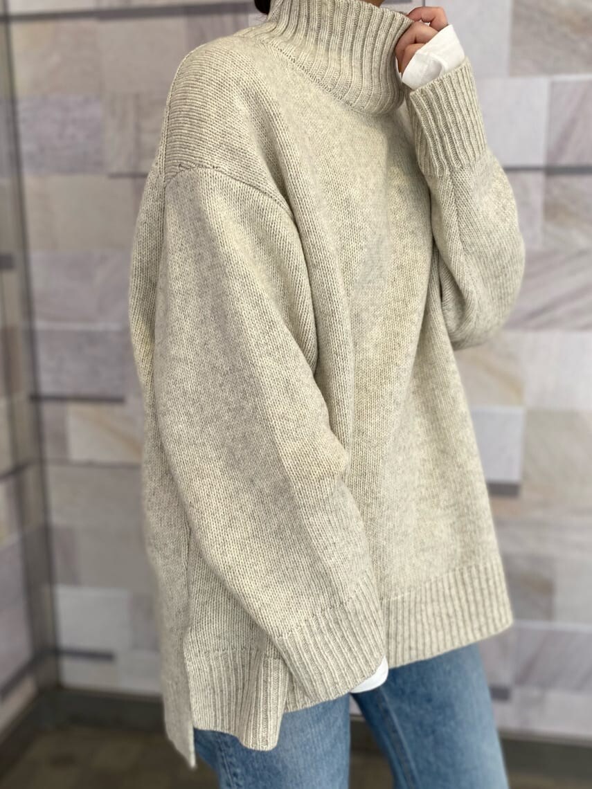 ブルー系のデニムパンツ、ホワイト系のニット/セーター、ホワイト系のTシャツ/カットソーを着用したレディースの冬コーディネートの3枚目の写真