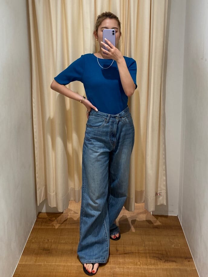 ブルー系のTシャツ/カットソー、ブルー系のデニムパンツを着用したレディースの夏コーディネートの2枚目の写真