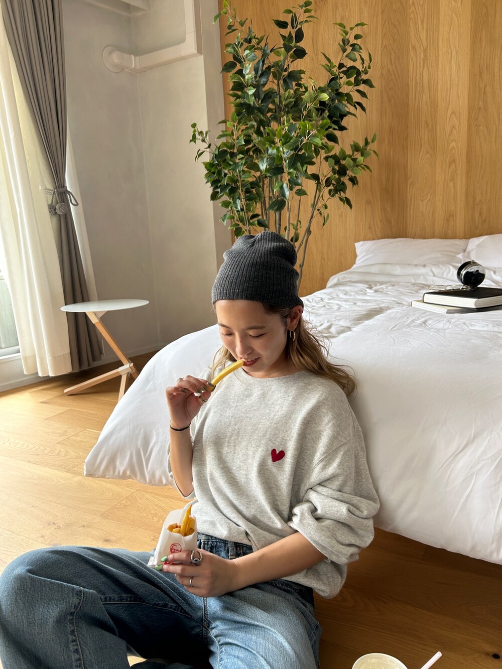 グレー系のスウェット、ブルー系のデニムパンツ、グレー系のニットキャップ/ビーニーを着用したレディースの秋コーディネートの3枚目の写真