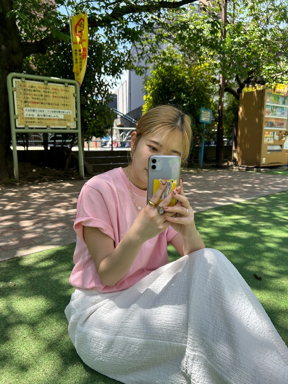 ピンク系のTシャツ/カットソー、ホワイト系のスカートを着用したレディースの夏コーディネートの3枚目の写真