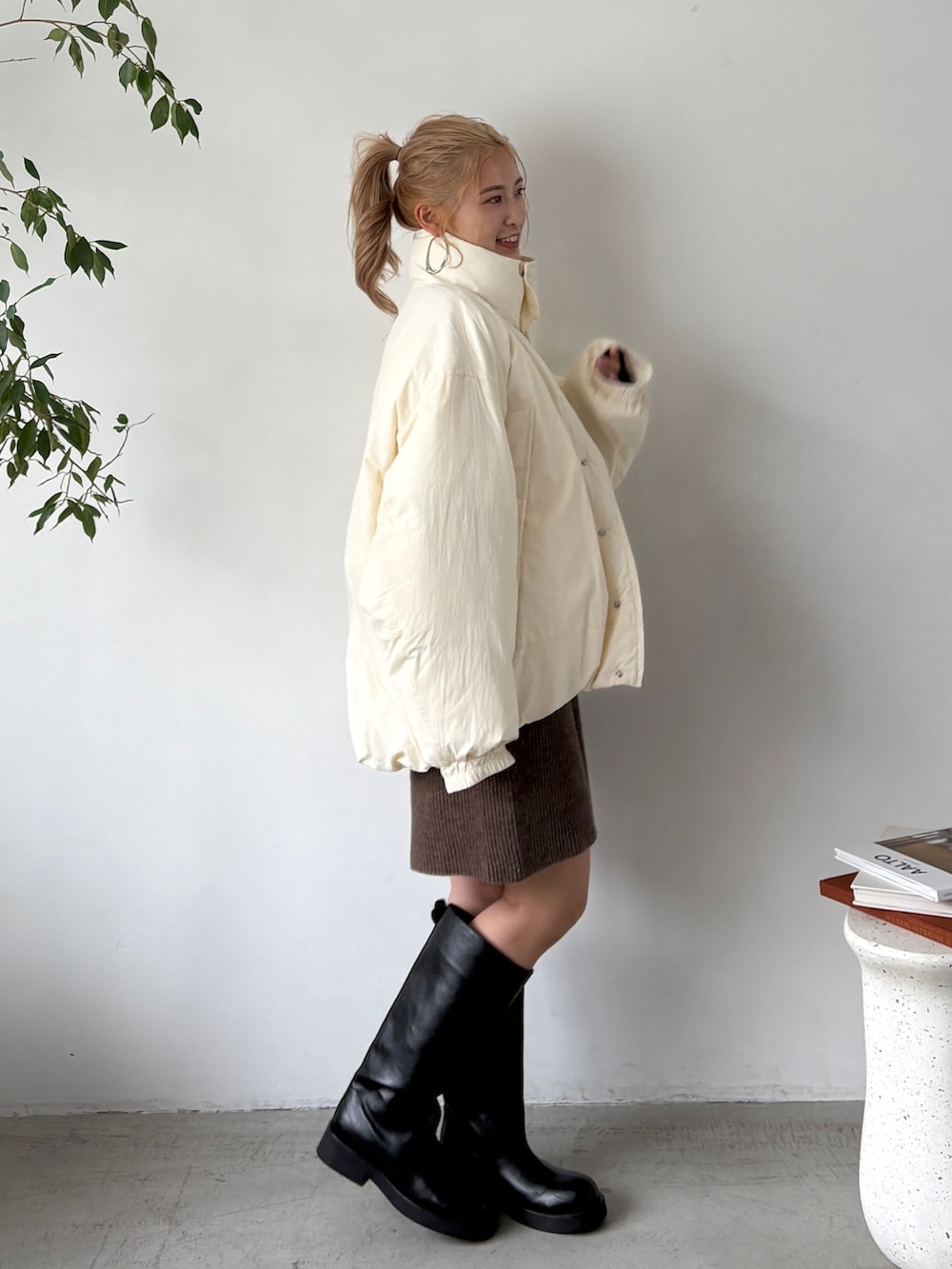 ホワイト系のブルゾン、ブラウン系のその他パンツを着用したレディースの冬コーディネートの2枚目の写真