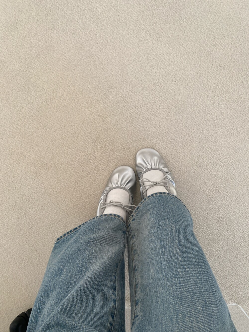 ブルー系のTシャツ/カットソー、ホワイト系のTシャツ/カットソー、ブラック系のスカートを着用したレディースの冬コーディネートの4枚目の写真