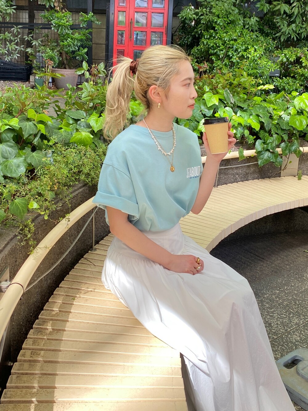 ブルー系のTシャツ/カットソー、ホワイト系のスカートを着用したレディースの春コーディネートの7枚目の写真