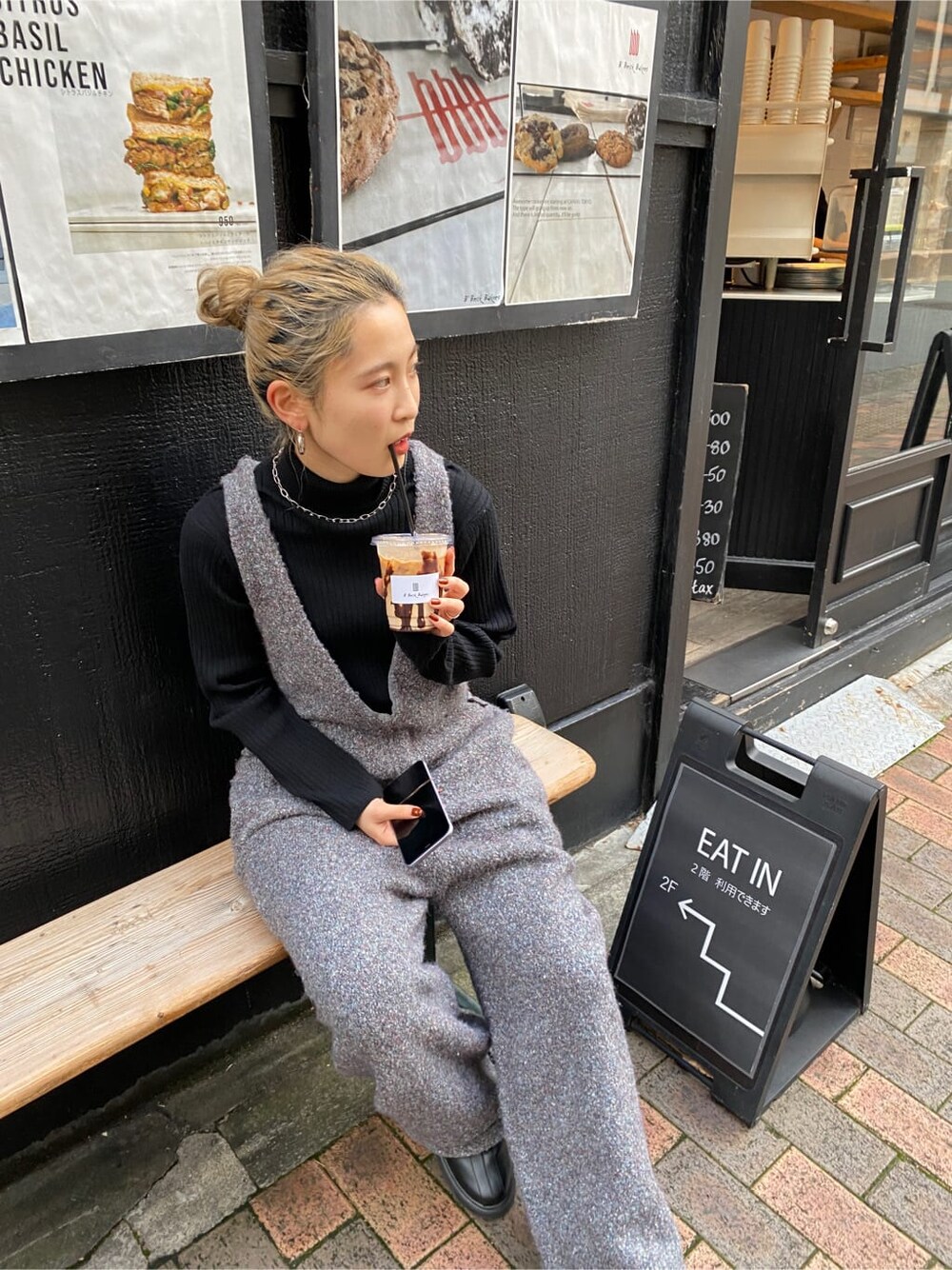 ブラック系のTシャツ/カットソー、グレー系のつなぎ/オールインワン、ブラック系のブーツを着用したレディースの秋コーディネートの3枚目の写真