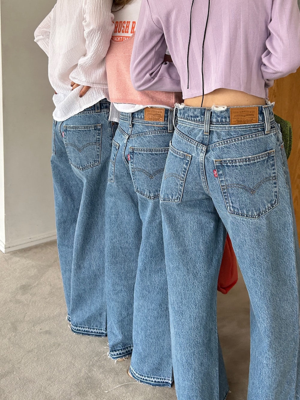 ホワイト系のTシャツ/カットソー、ピンク系のベスト、ブルー系のデニムパンツを着用したレディースの夏コーディネートの4枚目の写真