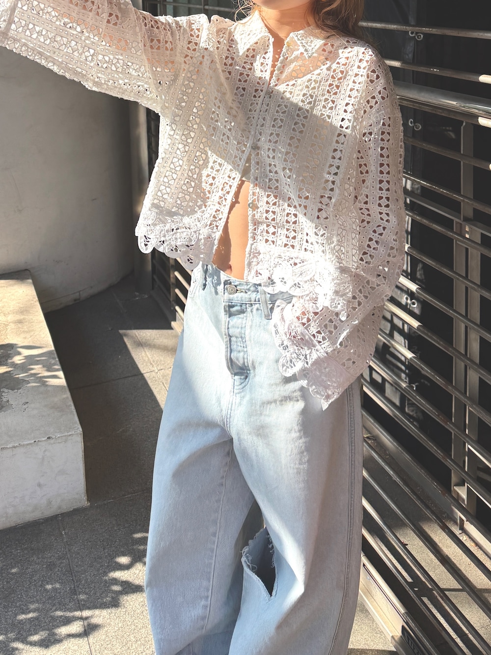 ブルー系のデニムパンツ、ブルー系のスニーカーを着用したレディースの春コーディネートの4枚目の写真