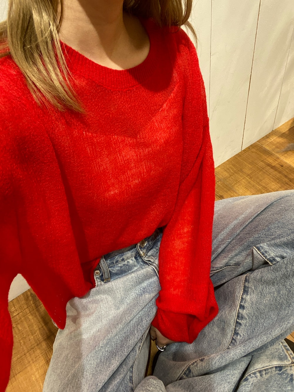 レッド系のニット/セーター、ベージュ系のパンプスを着用したレディースの秋コーディネートの5枚目の写真