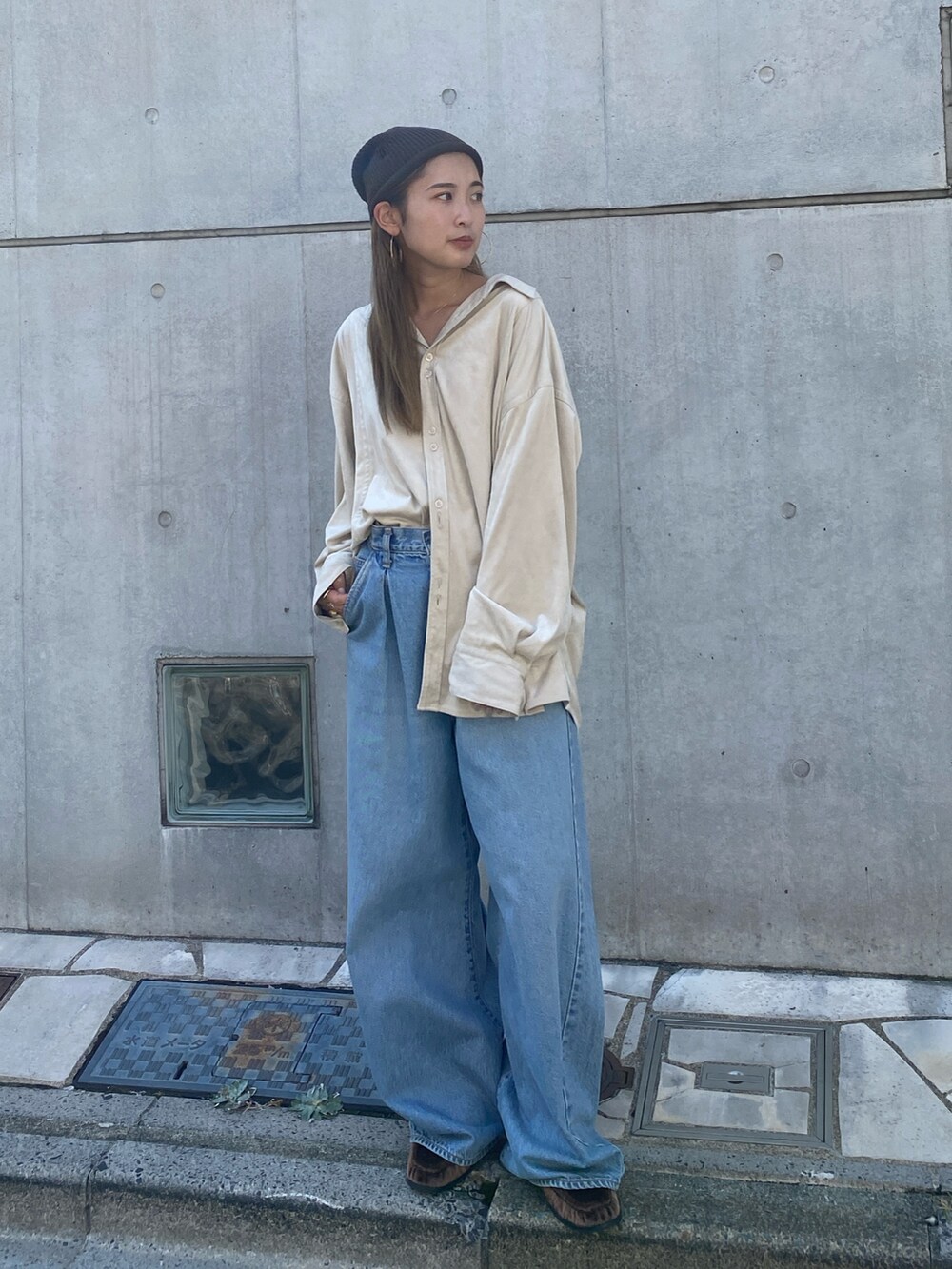 ホワイト系のシャツ/ブラウス、ブルー系のデニムパンツ、ブラウン系のローファーを着用したレディースの秋コーディネートの5枚目の写真