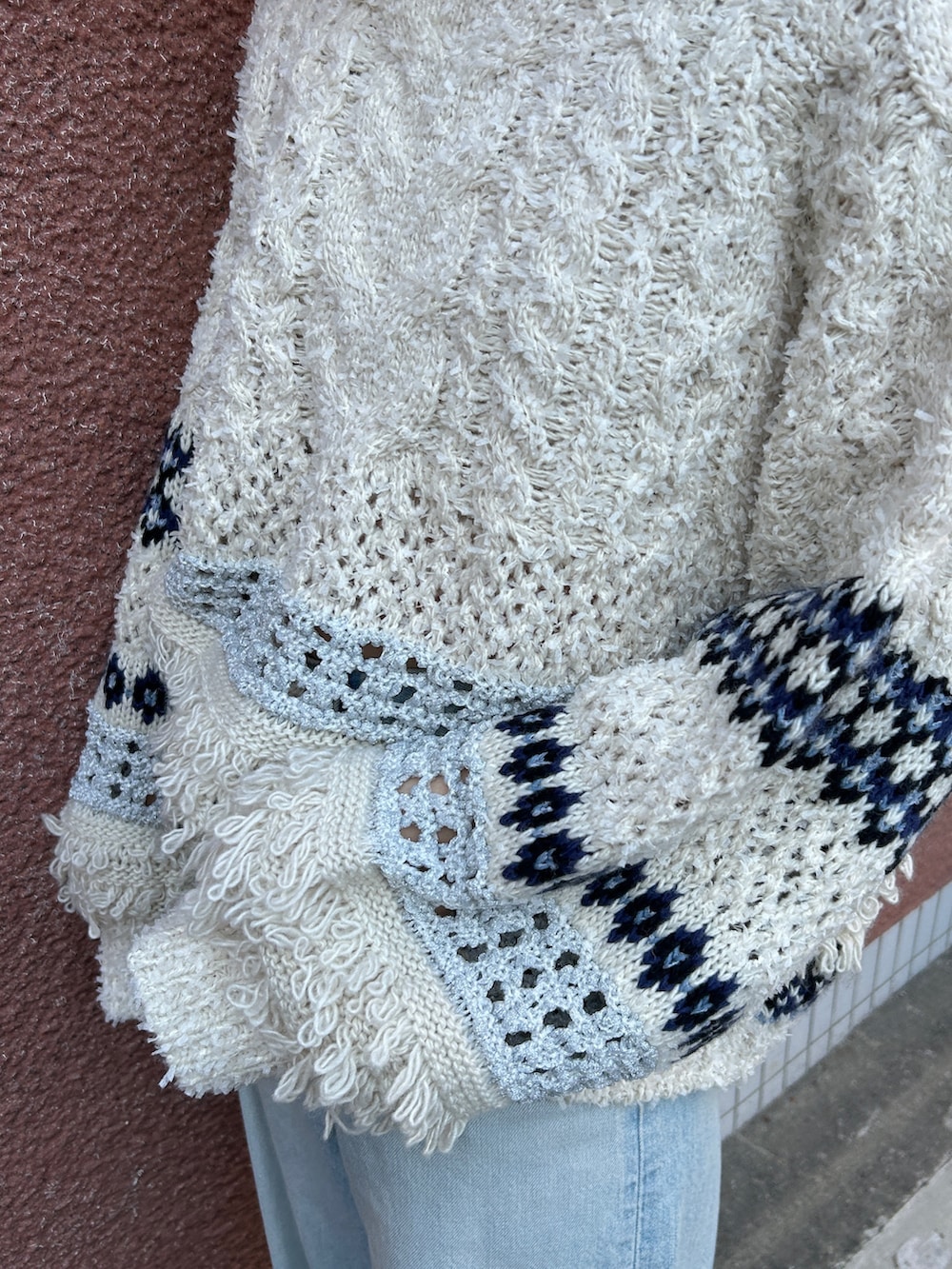 ホワイト系のニット/セーターを着用したレディースの冬コーディネートの3枚目の写真