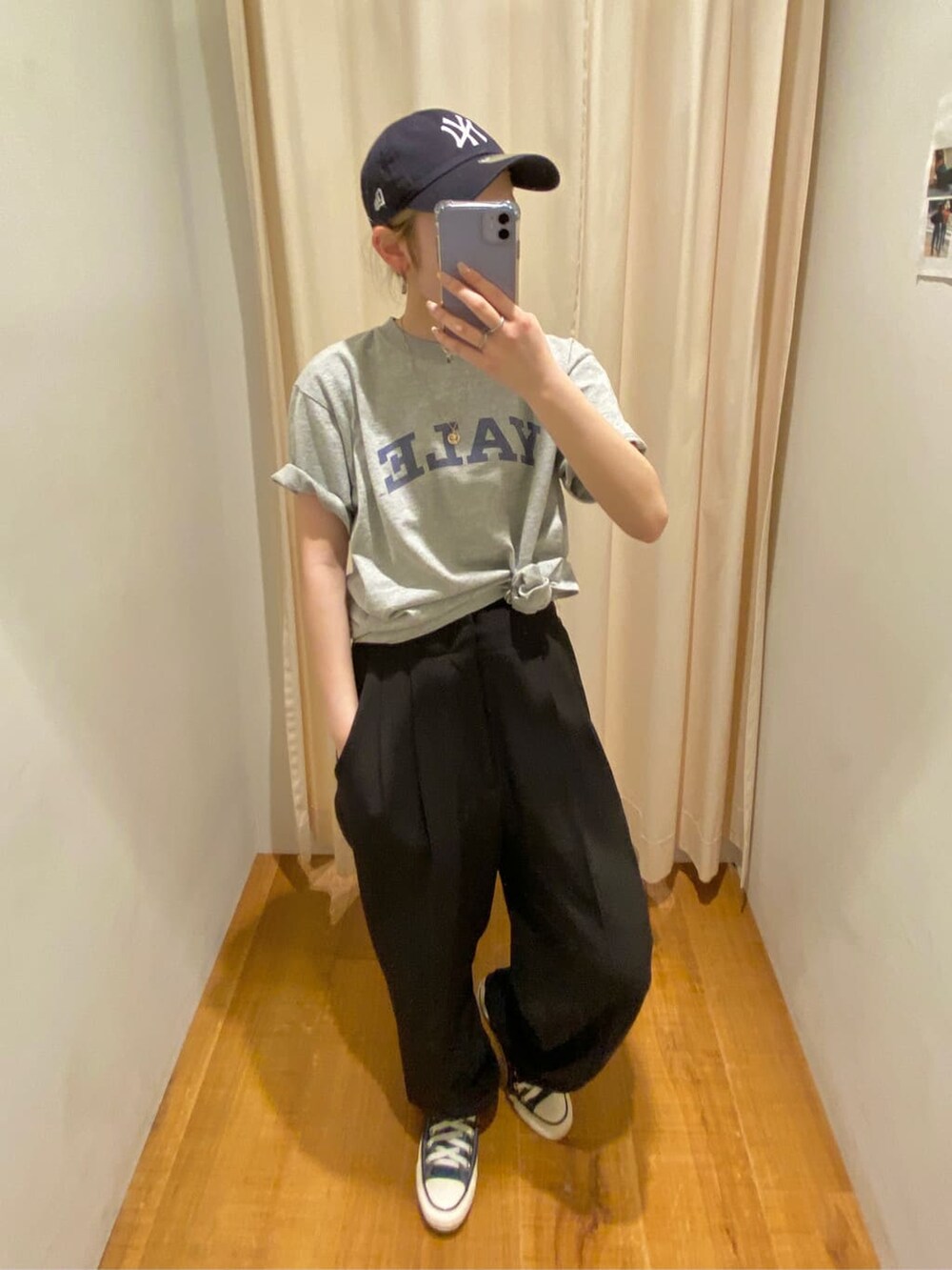 ブラック系のスラックス、グレー系のTシャツ/カットソーを着用したレディースの春コーディネートの2枚目の写真